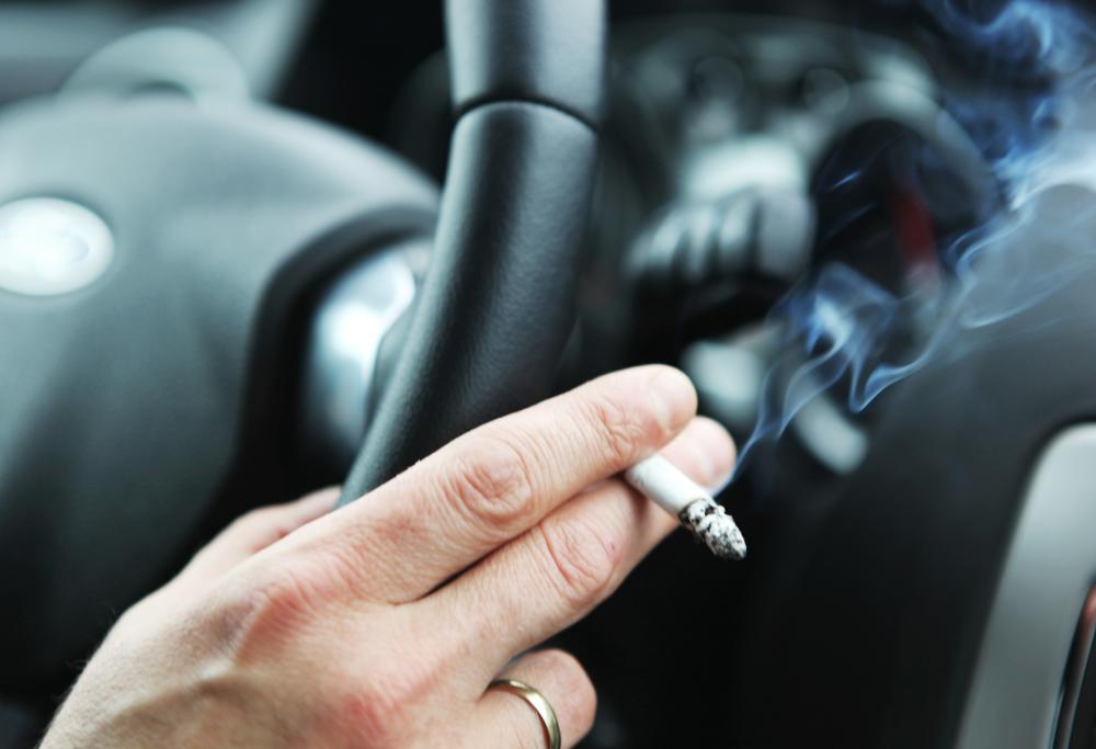 Possibili modifiche al Codice della Strada: non si fuma in auto, neanche se si è da soli