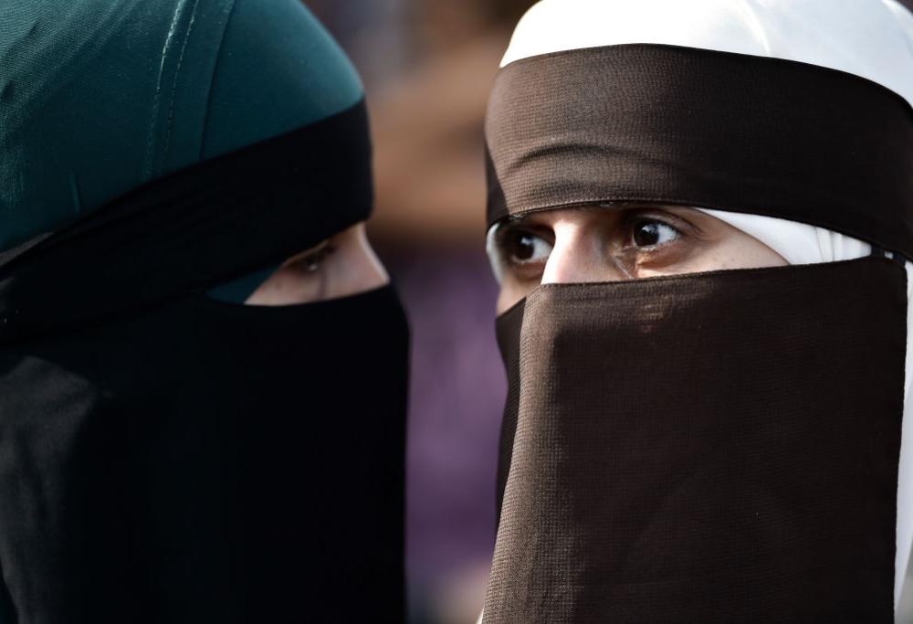 Svizzera: sarà vietato indossare burqa o niqab nei luoghi pubblici