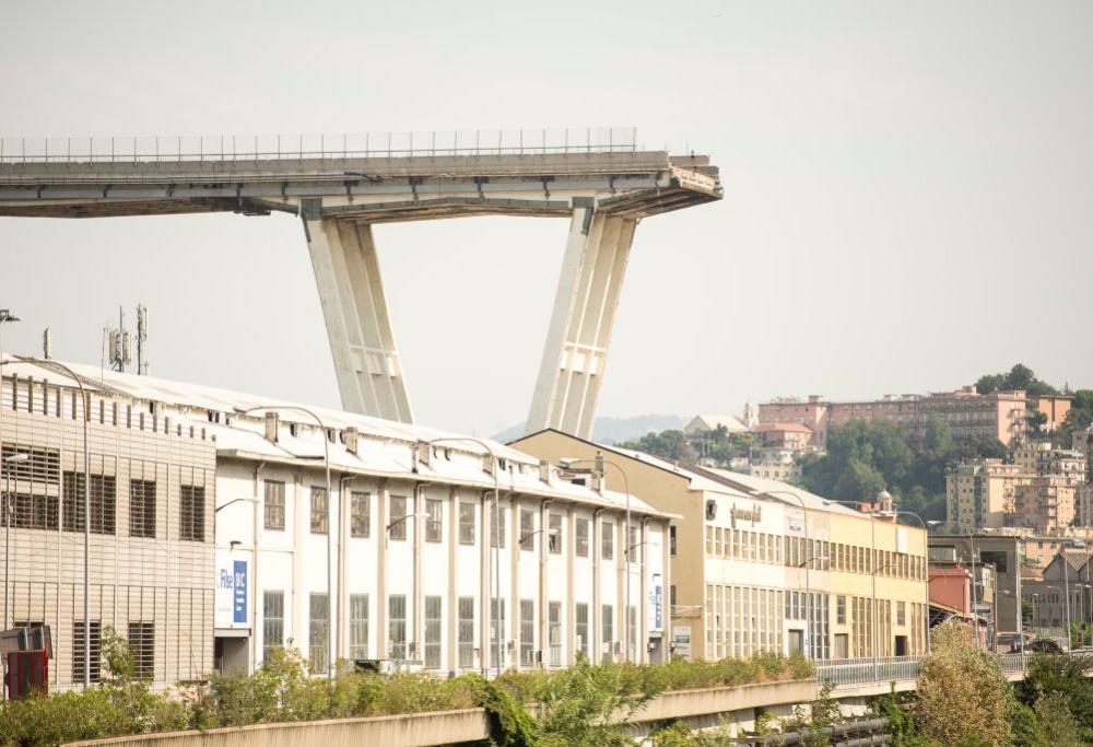 Un Presepe ambientato sotto il ponte Morandi crollato: rimosso dopo le proteste