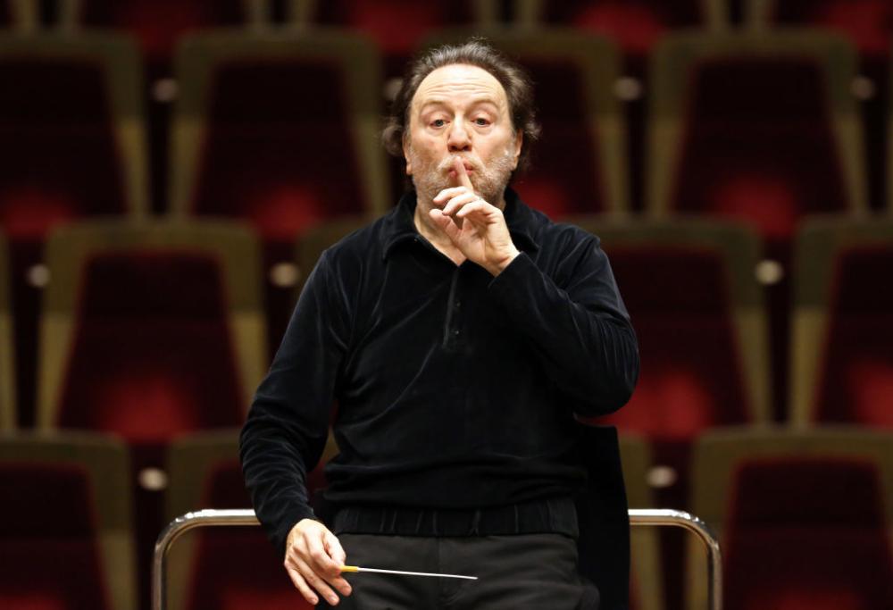 Alla Scala squilla un telefono durante il concerto. Chailly interrompe tutto: “Risponda pure”