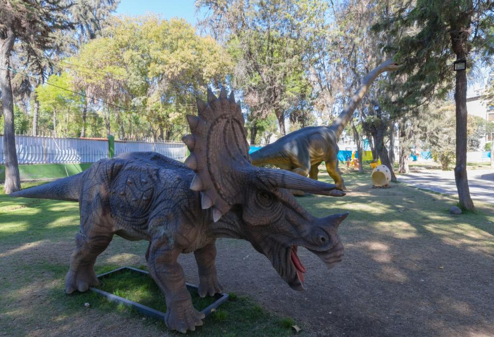 Barcellona. finisce con la testa dentro un dinosauro finto e muore