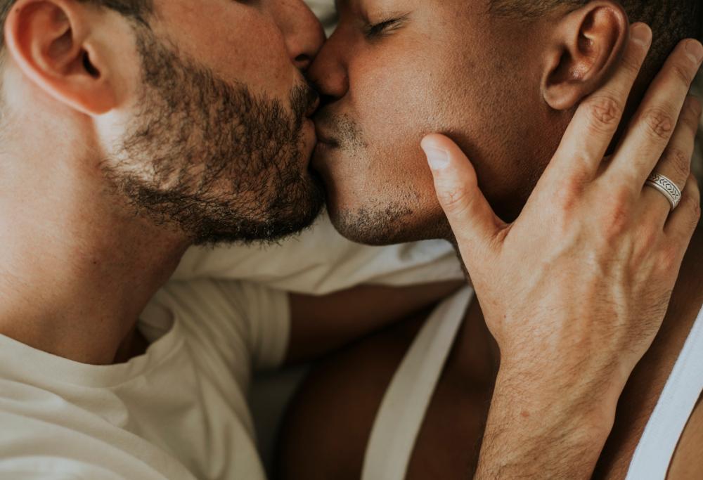 Aggressione omofoba a Roma: aggrediti per un bacio