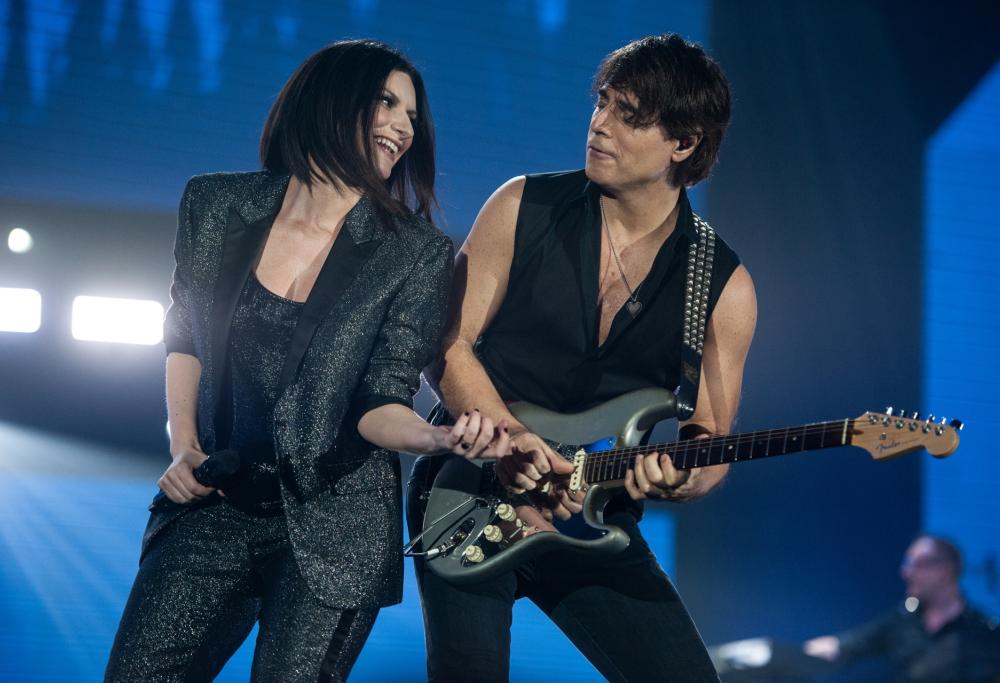 Laura Pausini  e quel bacio romantico sui social