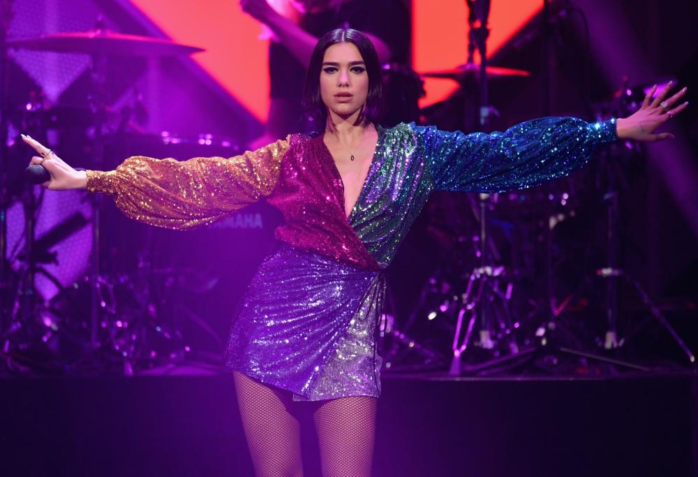 Dua Lipa diventa Babbo Natale 