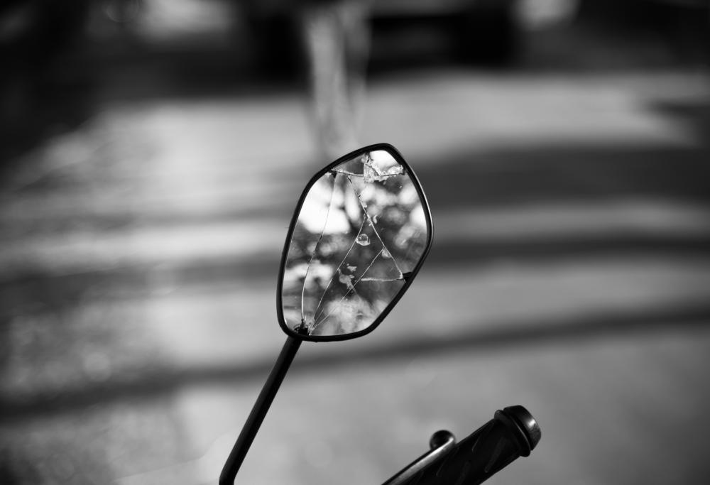 Si schianta con la moto e un passante riprende la sua agonia e posta il video su Facebook