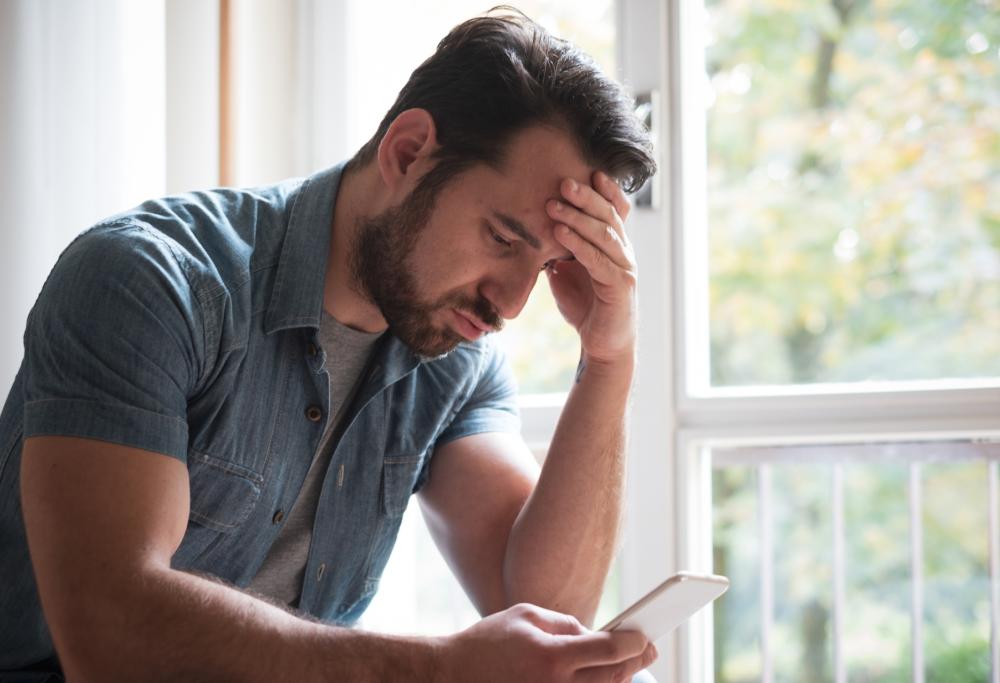 Uomo fa causa all’app di incontri: troppe poche donne single 