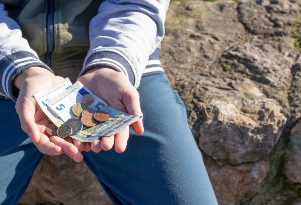 Mamma chiede alla figlia di 16 anni di contribuire alle spese domestiche