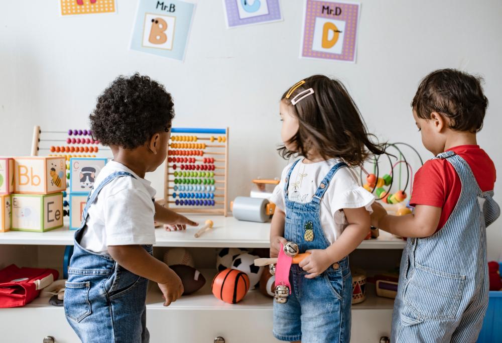 Un asilo propone l’utilizzo di braccialetti che vibrano per distanziare i bimbi: è polemica