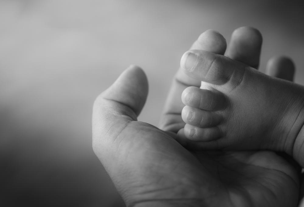 Segue un corso online per far dormire il bimbo  a pancia in giù: il neonato muore soffocato