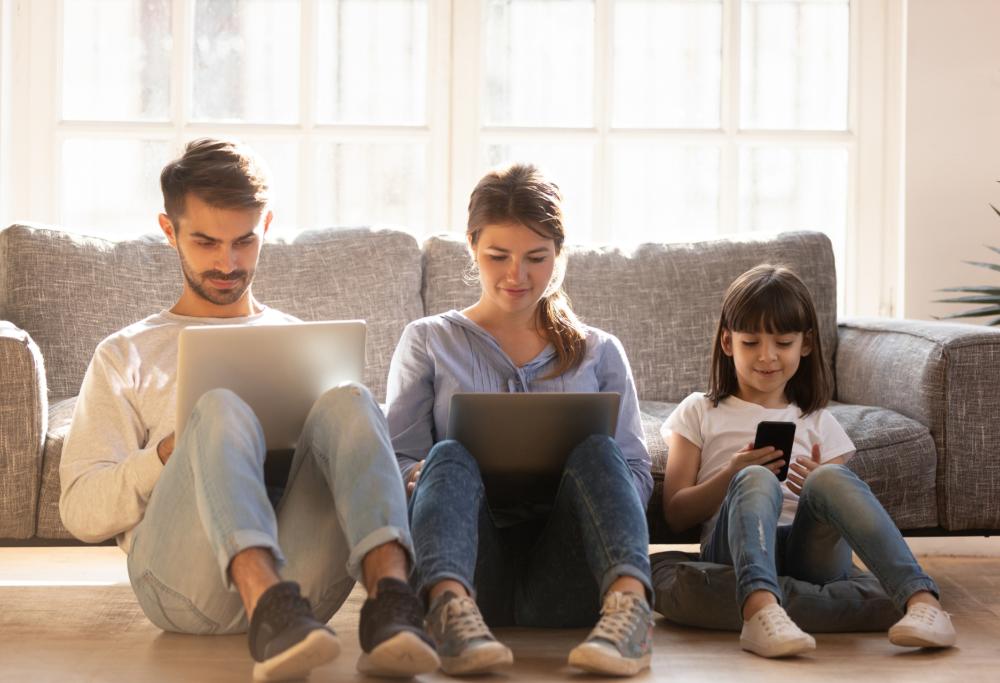 Gli Italiani passano 30 anni della loro vita online