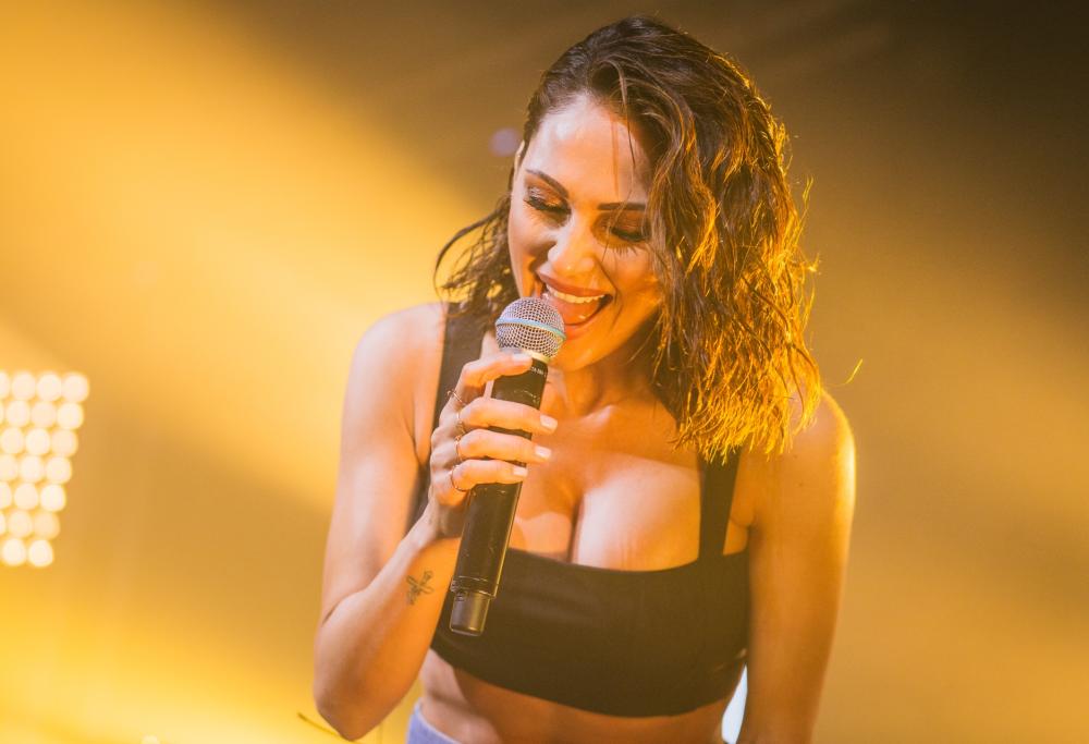 Anna Tatangelo in lacrime sul palco ricordando la mamma