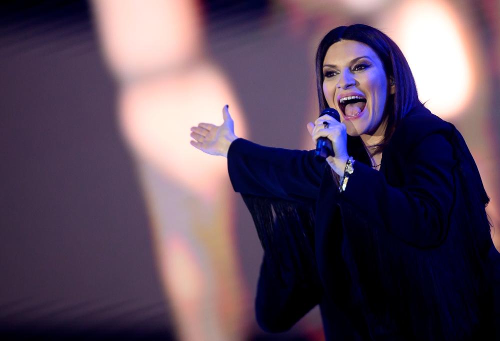 Laura Pausini si rifiuta di cantare "Bella Ciao" e scoppia il caso