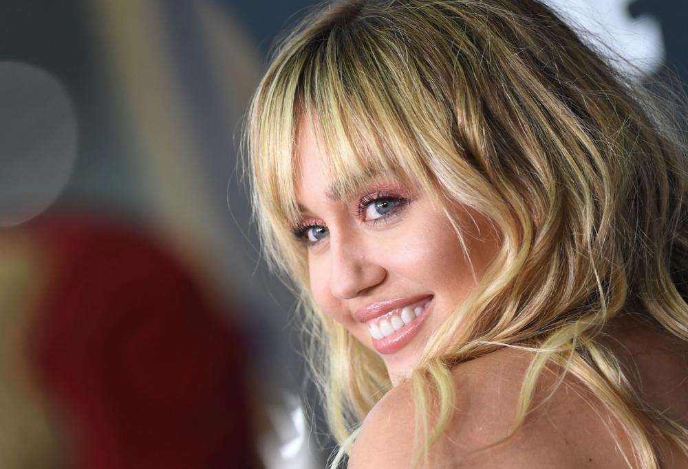 Miley Cyrus posa in topless e lingerie