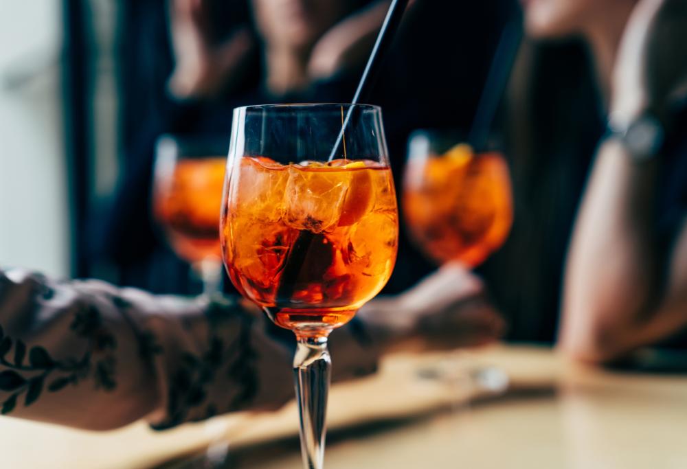 Coronavirus, aperitivo condominiale clandestino con ragazza positiva: fioccano le multe