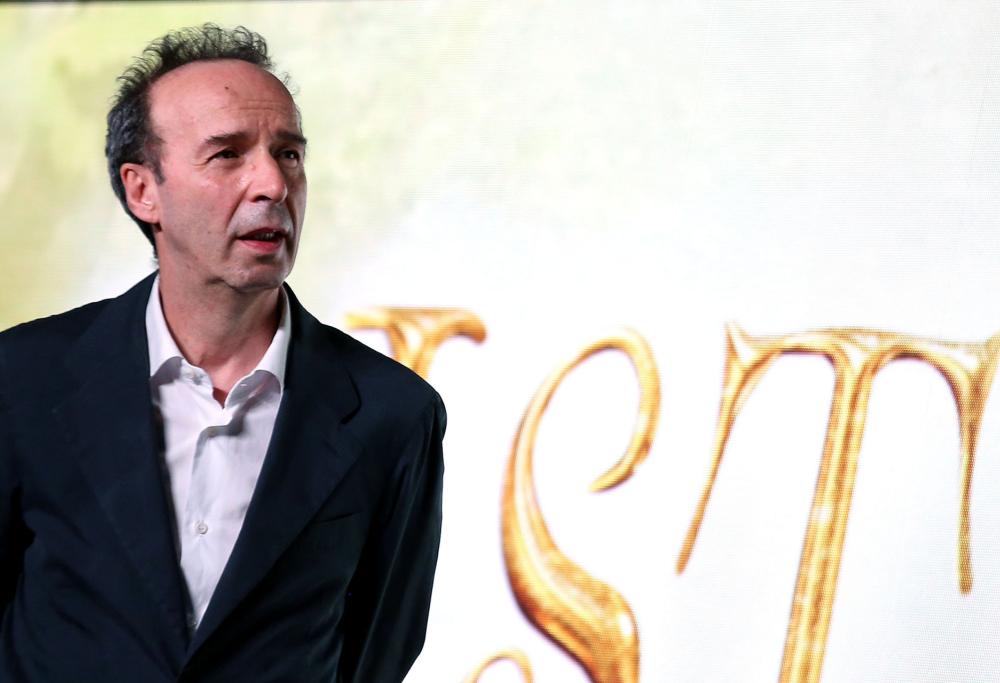 Roberto Benigni entra sul palco di Sanremo 2020 con una banda e fa un monologo sull'amore