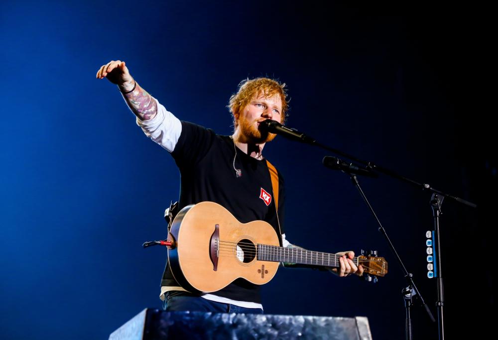 Ed Sheeran torna a cantare e si commuove