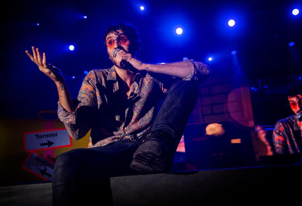 Carl Brave annuncia il ritorno ai live