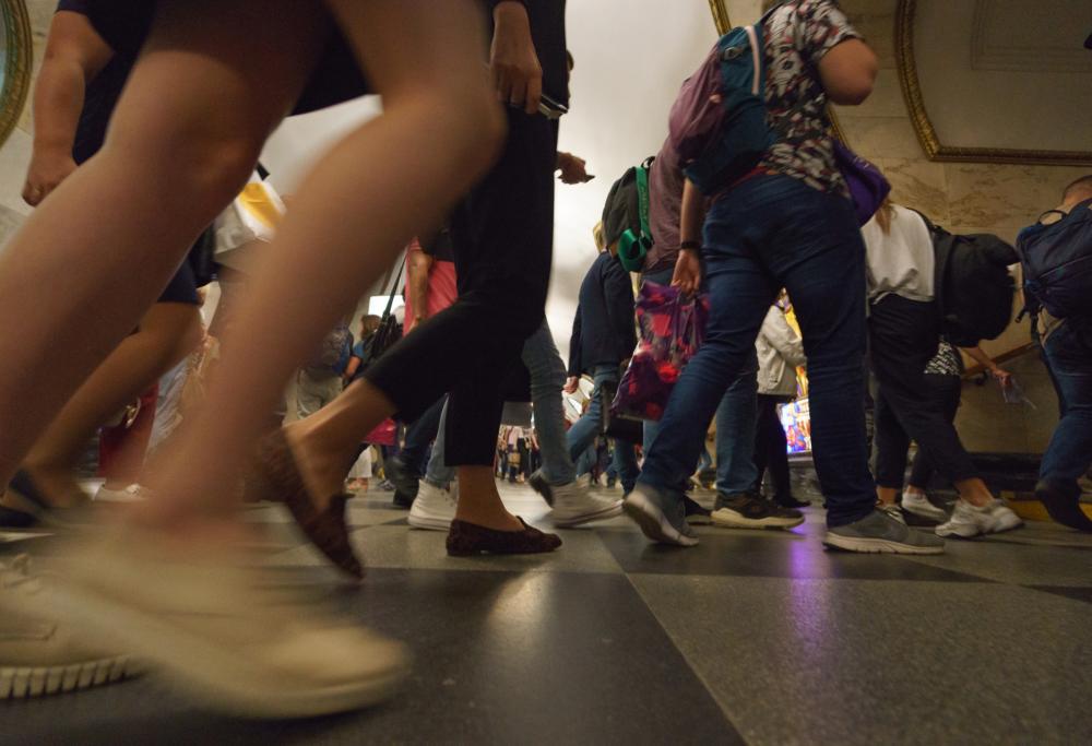 Come ci si fa largo tra la folla all’ora di punta? Ecco il metodo infallibile 