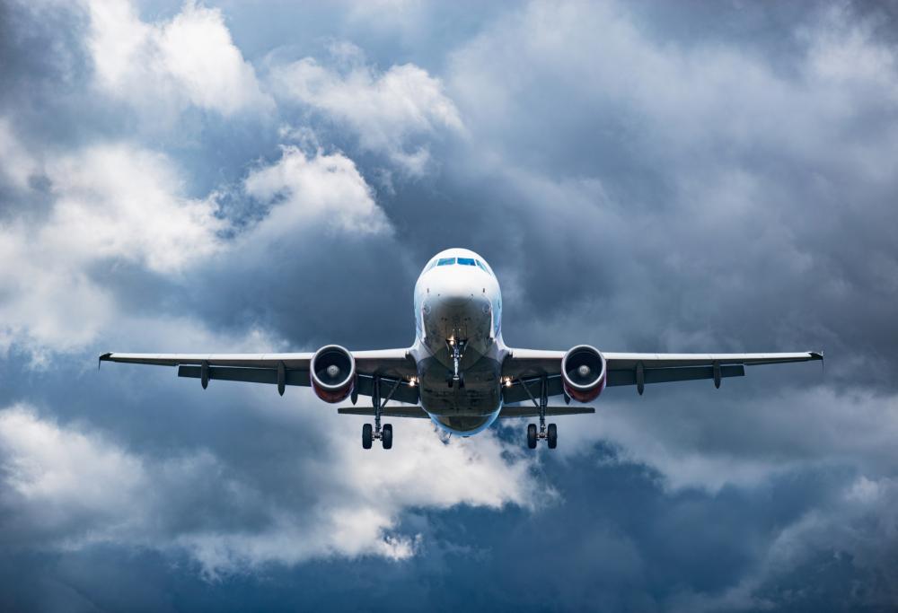 Su un aereo russo si è aperto il portellone in volo:  un passeggero tranquillo filma tutto