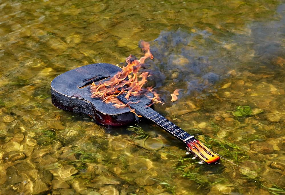 Una bambina di 3 anni distrugge la chitarra da 1800 euro mentre è con la babysitter