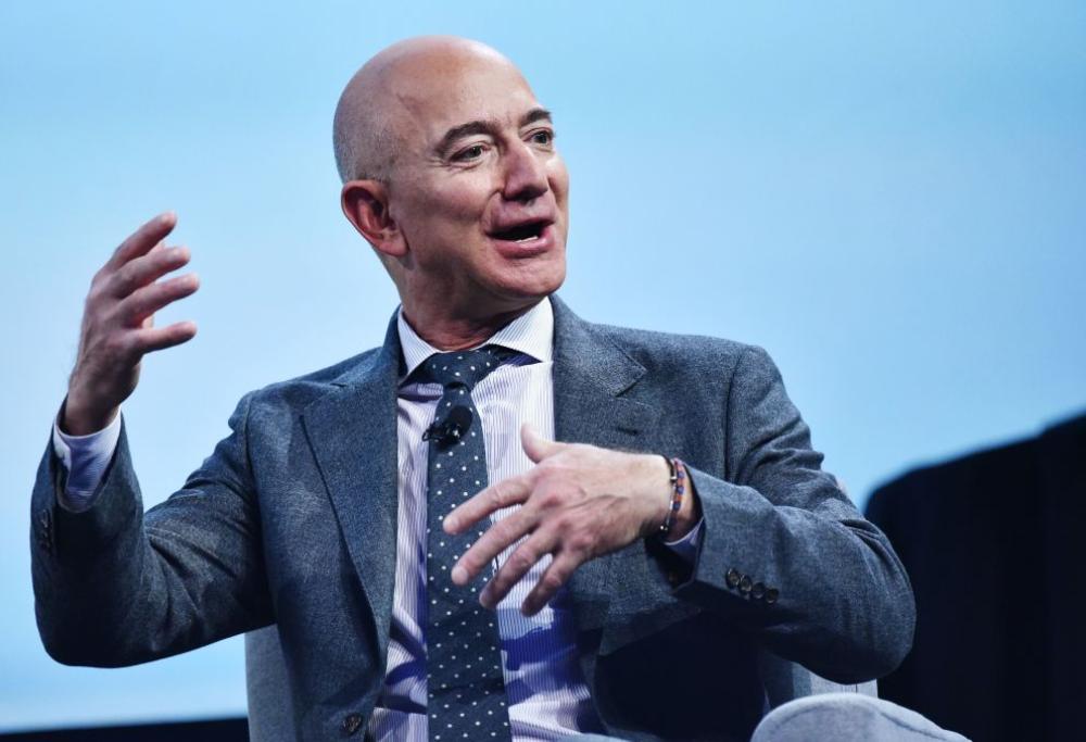 Bezos a luglio volerà nello spazio sul primo volo turistico di Blue Origin