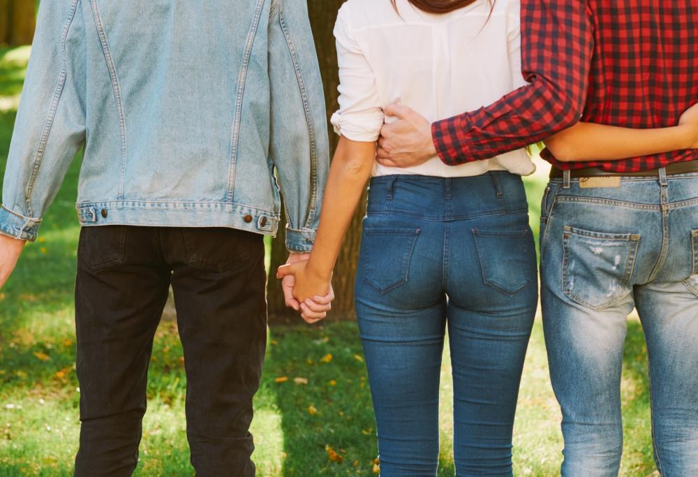 Invita i genitori al matrimonio e scopre che hanno una relazione a 3