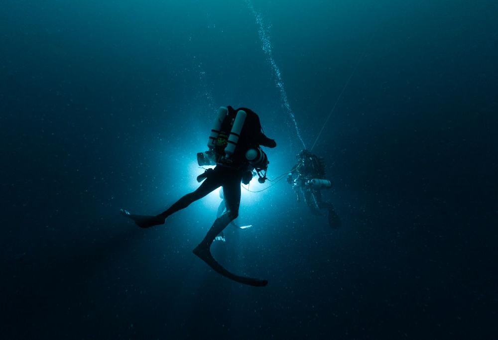 10 anni dopo lo tsunami Yusuo si tuffa ancora in mare per riportare a casa la moglie