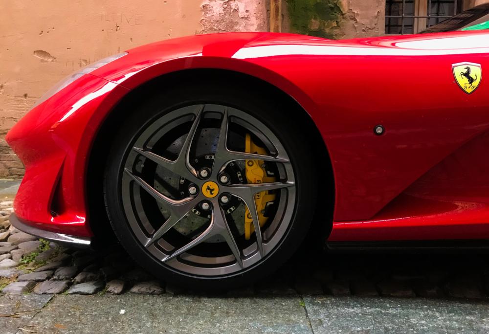 Il famoso designer Ferrari fermato dalla polizia per eccesso di velocità: il colmo!