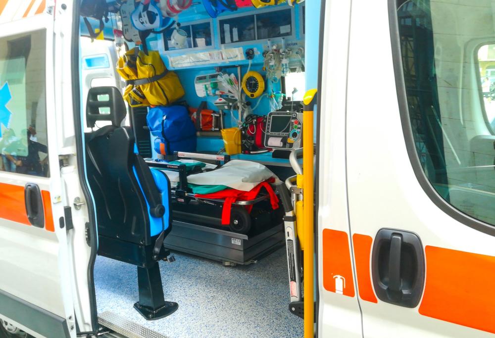 Chiamano il 118 per farsi spostare il mobile in salotto e inserire una presa