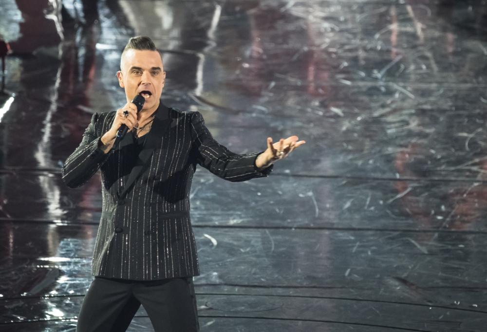 Robbie Williams emoziona tutti cantando gli Oasis
