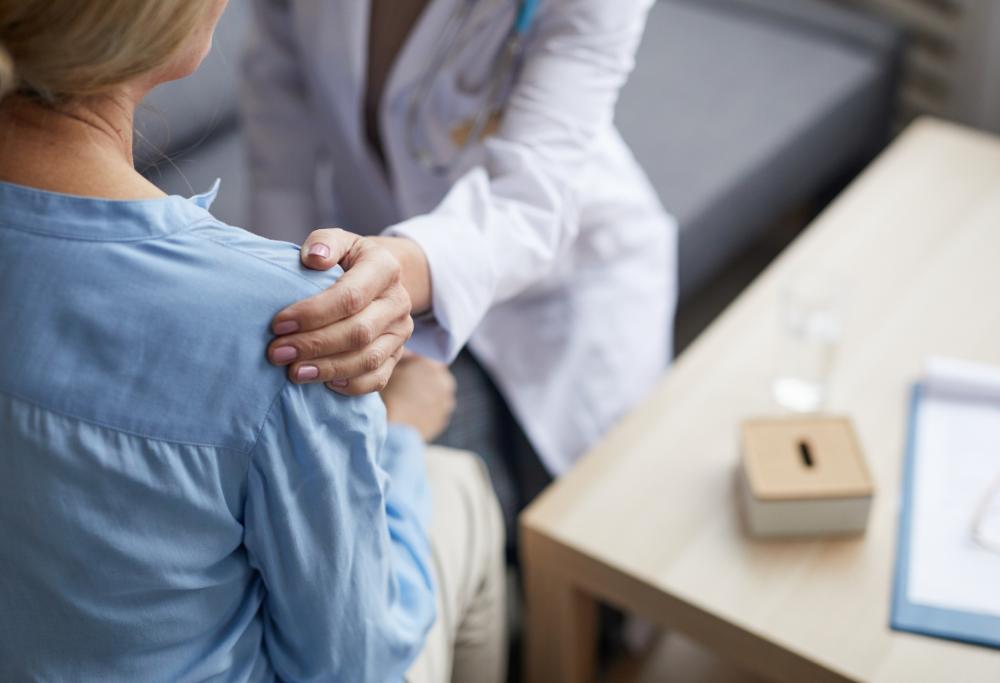 Non può pagare la visita e vuole donare al medico una collanina: lui le trova un lavoro