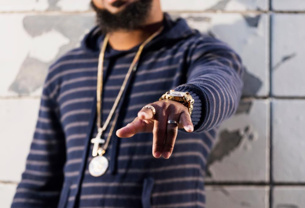 Rapper riceve per sbaglio 860mila euro sul conto: li spende tutti in gioielli e vestiti 