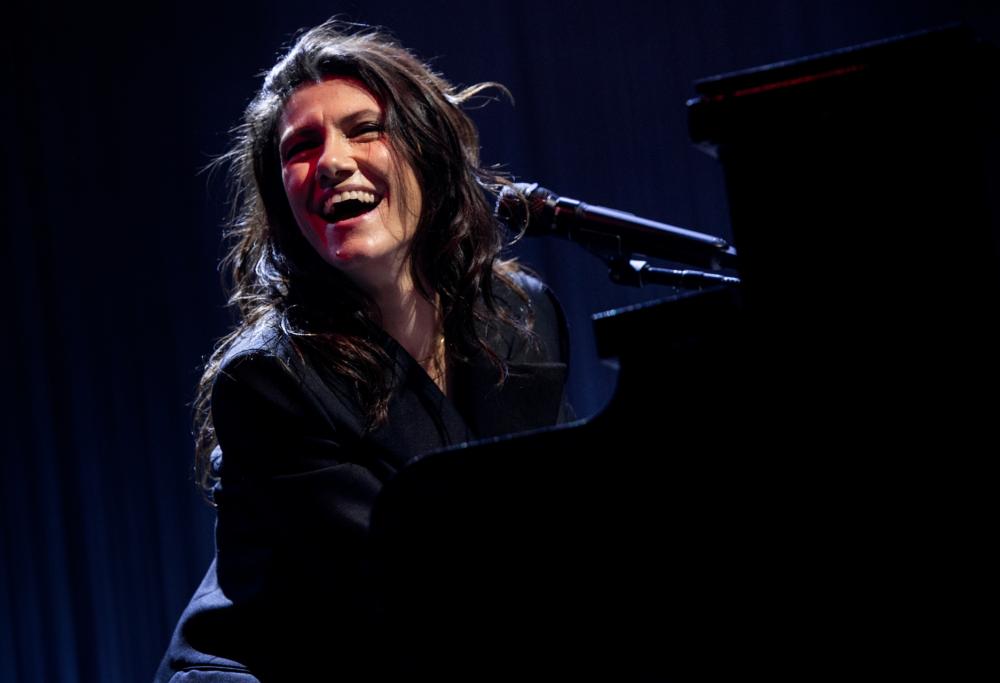 Il commovente messaggio di Elisa: "I corpi restano a casa, ma le emozioni si scambiano come carezze"