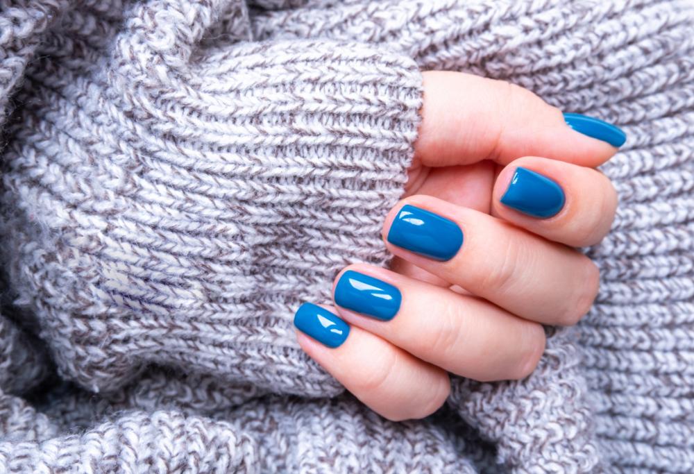Su TikTok è moda manicure: le unghie si fanno con le carte di chewing gum