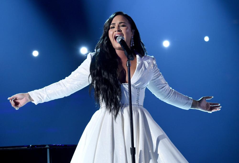 Demi Lovato torna ad esibirsi ai Grammy Awards 2020 dopo l'overdose, ma l'emozione la fa sbagliare