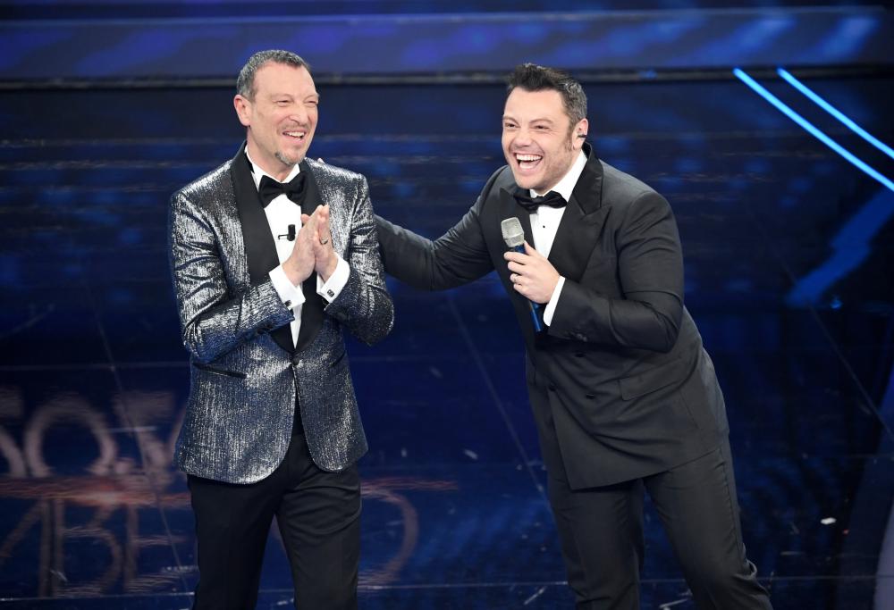 Tiziano Ferro si commuove cantando Almeno tu nell'universo a Sanremo 2020