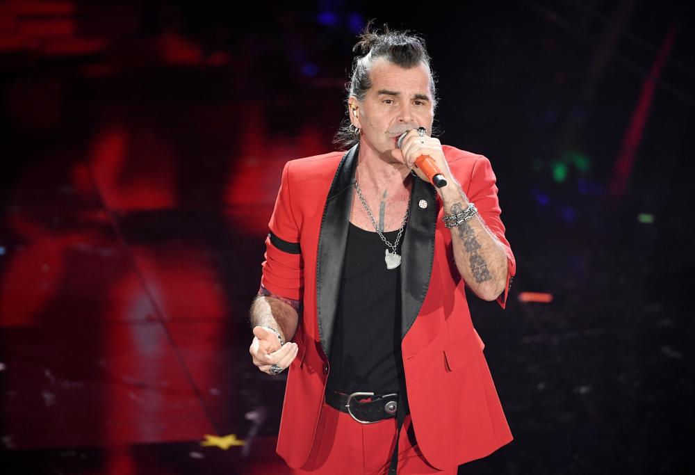 Piero Pelù si esibisce con il lutto al braccio a Sanremo 2020 per lottare il femminicidio