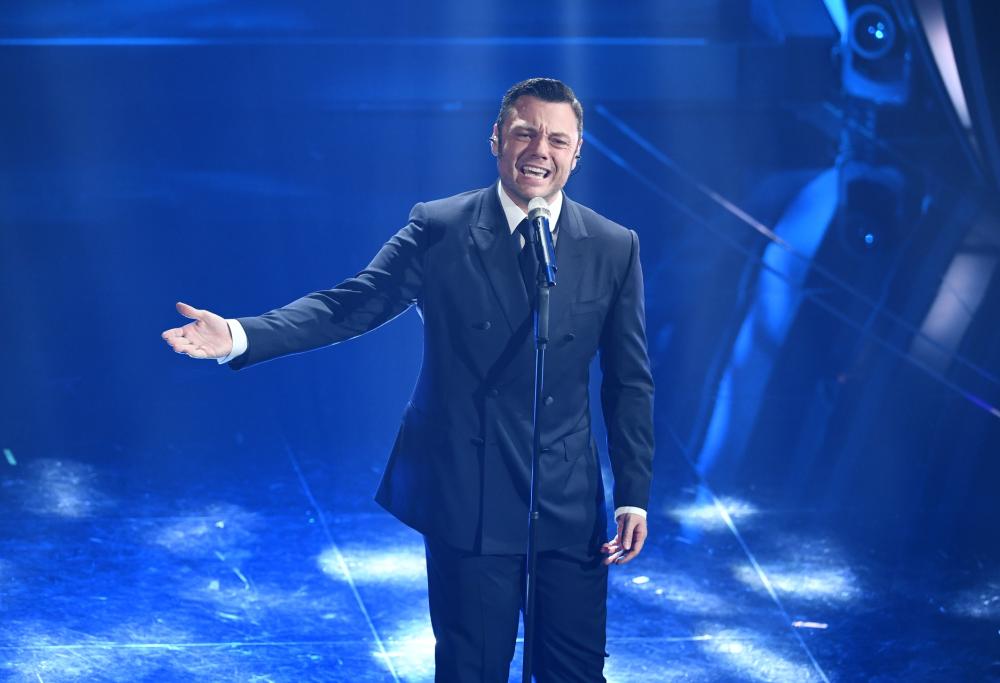 Tiziano Ferro adotta un nuovo cane: Gianni
