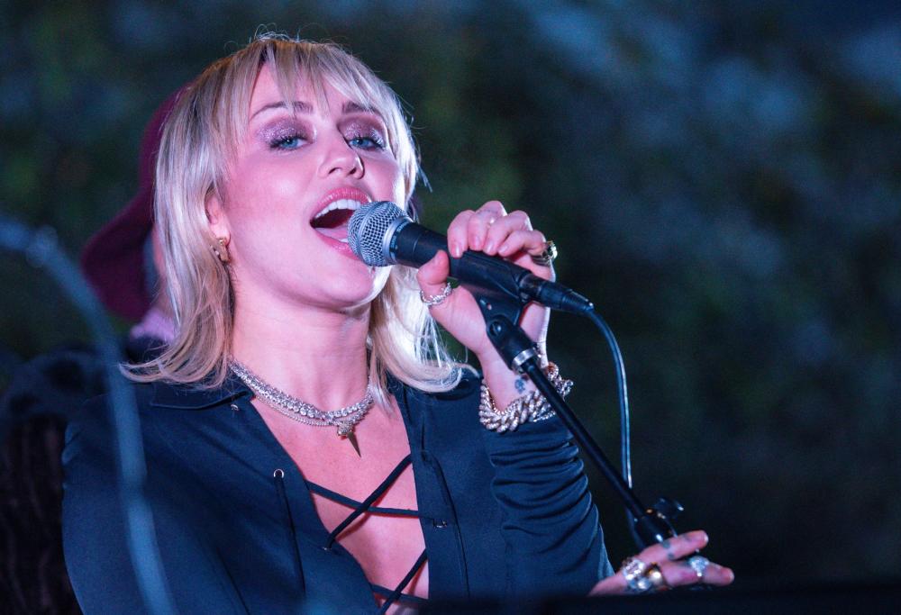 Miley Cyrus ha celebrato i 15 anni di Hannah Montana