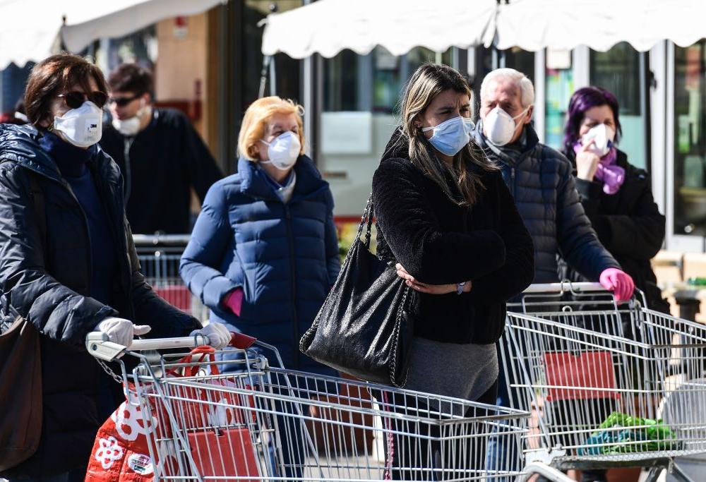 Gruppo di mamme  in difficoltà economica fa la spesa e scappa senza pagare