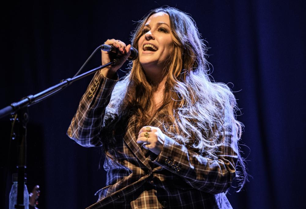 Alanis Morissette rivela di essere stata violentata all'età di 15 anni