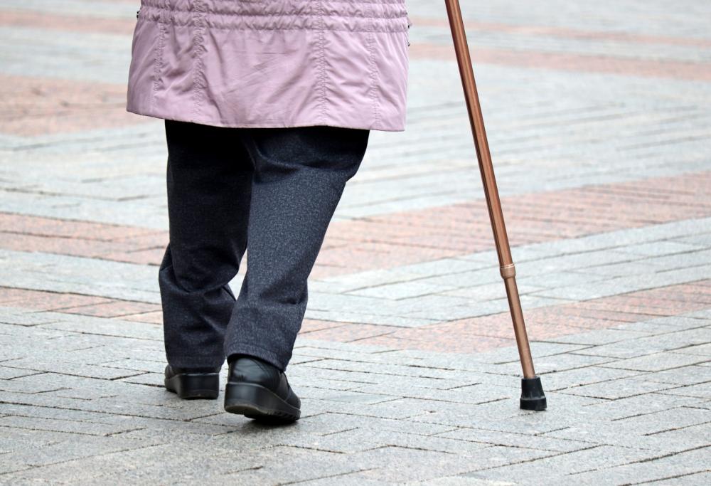 Torino a 90 anni in strada in lacrime: "Sono senza senza soldi, ho fame"