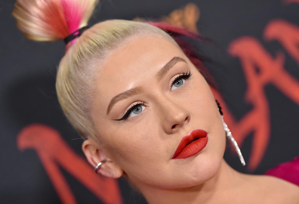 Christina Aguilera in topless fa un annuncio ai fan