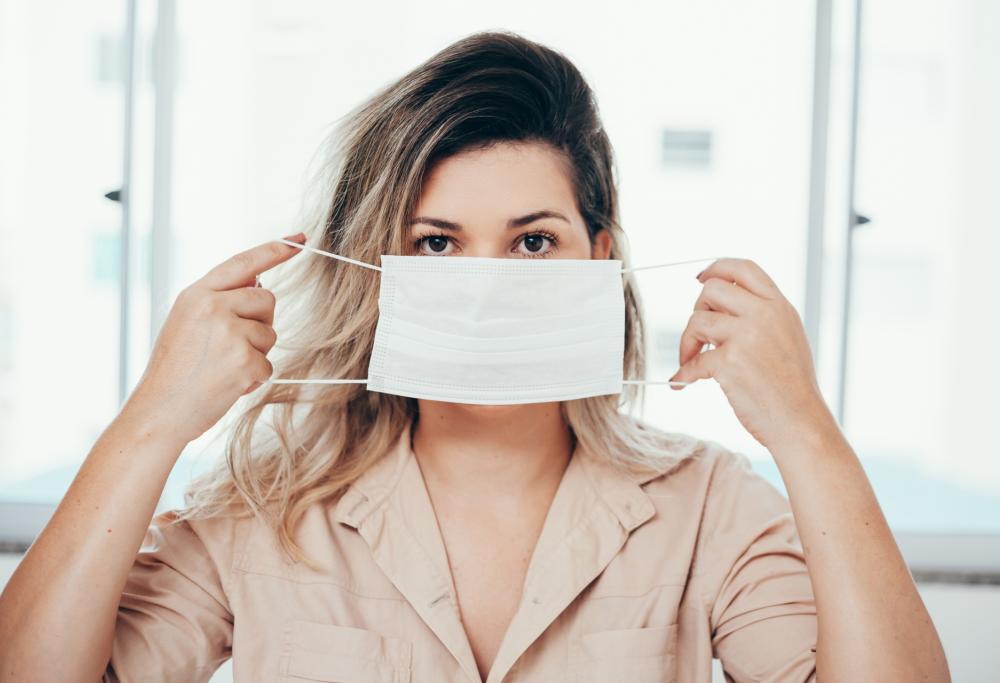 Con la mascherina i contagi da Coronavirus si ridurrebbero di circa il 50%: lo rivela uno studio