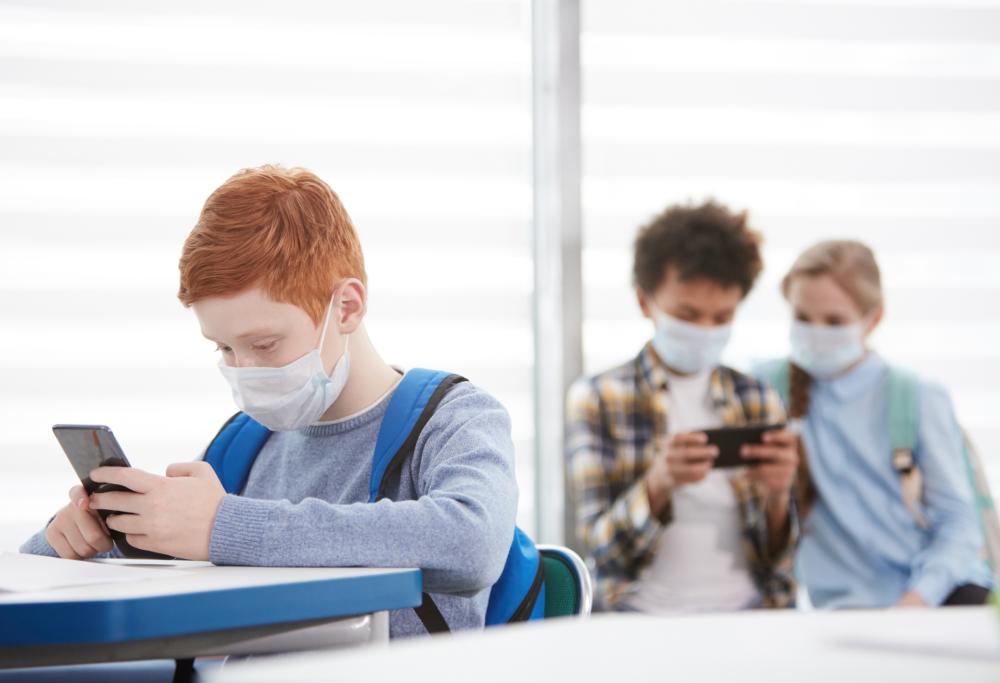 Il governo di Boris Johnson vuole vietare i telefonini a scuola