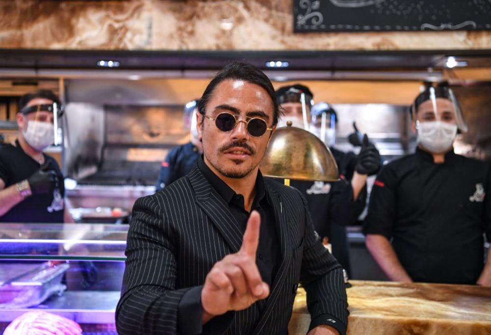 Salt Bae continua a far discutere: ha servito una bistecca d’oro da 25 kg