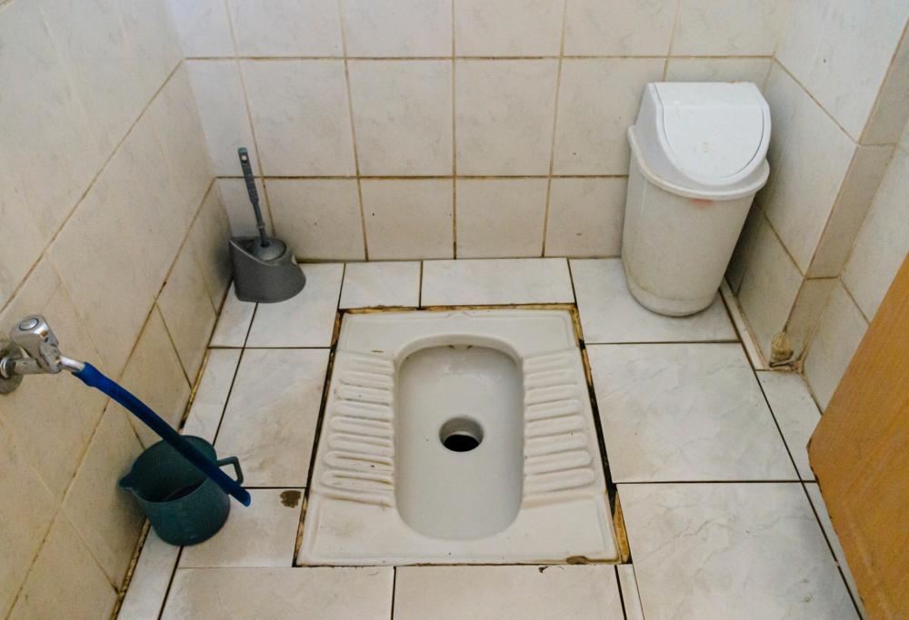 Resta incastrato con il bagno nella turca della discoteca: estratto dopo ore