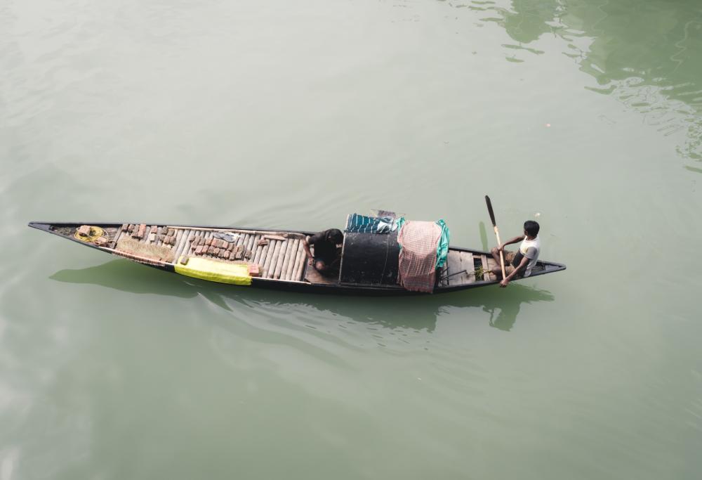 India: barcaiolo salva neonata abbandonata nel Gange e diventa un eroe