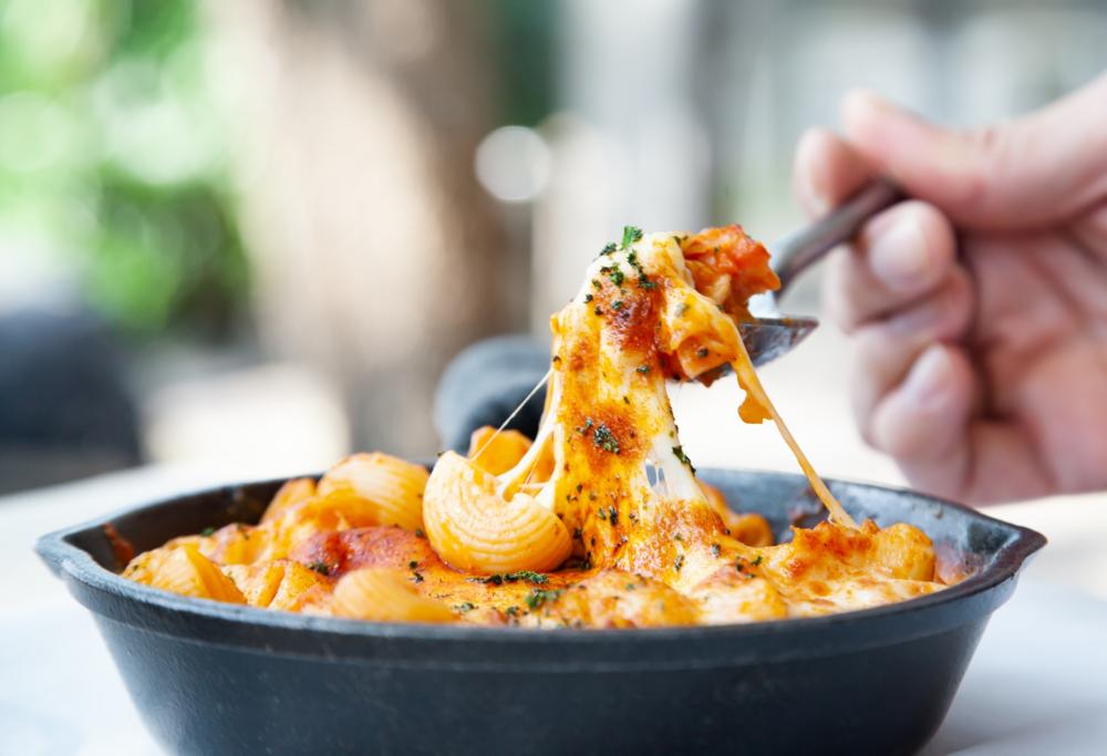 Portano la pasta al forno a scuola come merenda: rischiano la sospensione