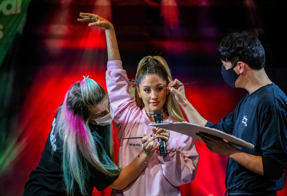 Ariana Grande: il suo parrucchiere ha svelato come le prepara la coda